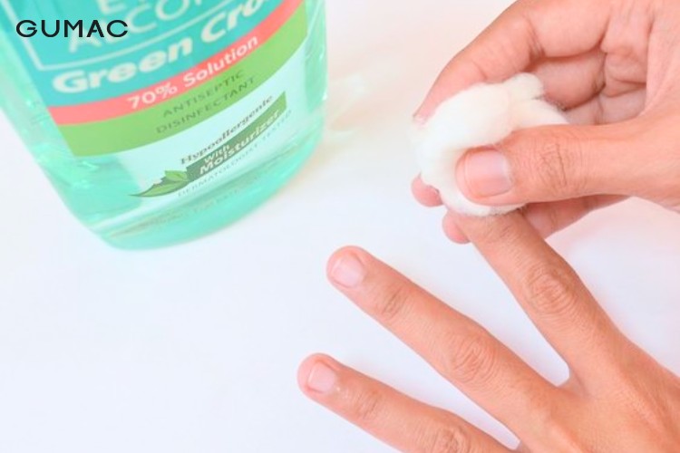 Cách tẩy sơn móng tay bằng nước chuyên dụng