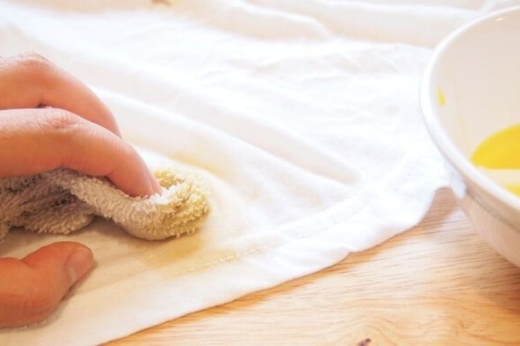 Xóa hình in áo thun bằng dầu ăn