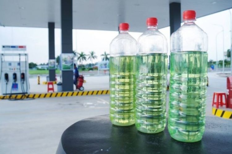 Xóa hinh in áo thun bằng xăng