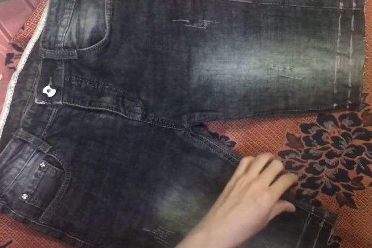 tạo gấu quần bằng cách đánh dấu bằng phấn