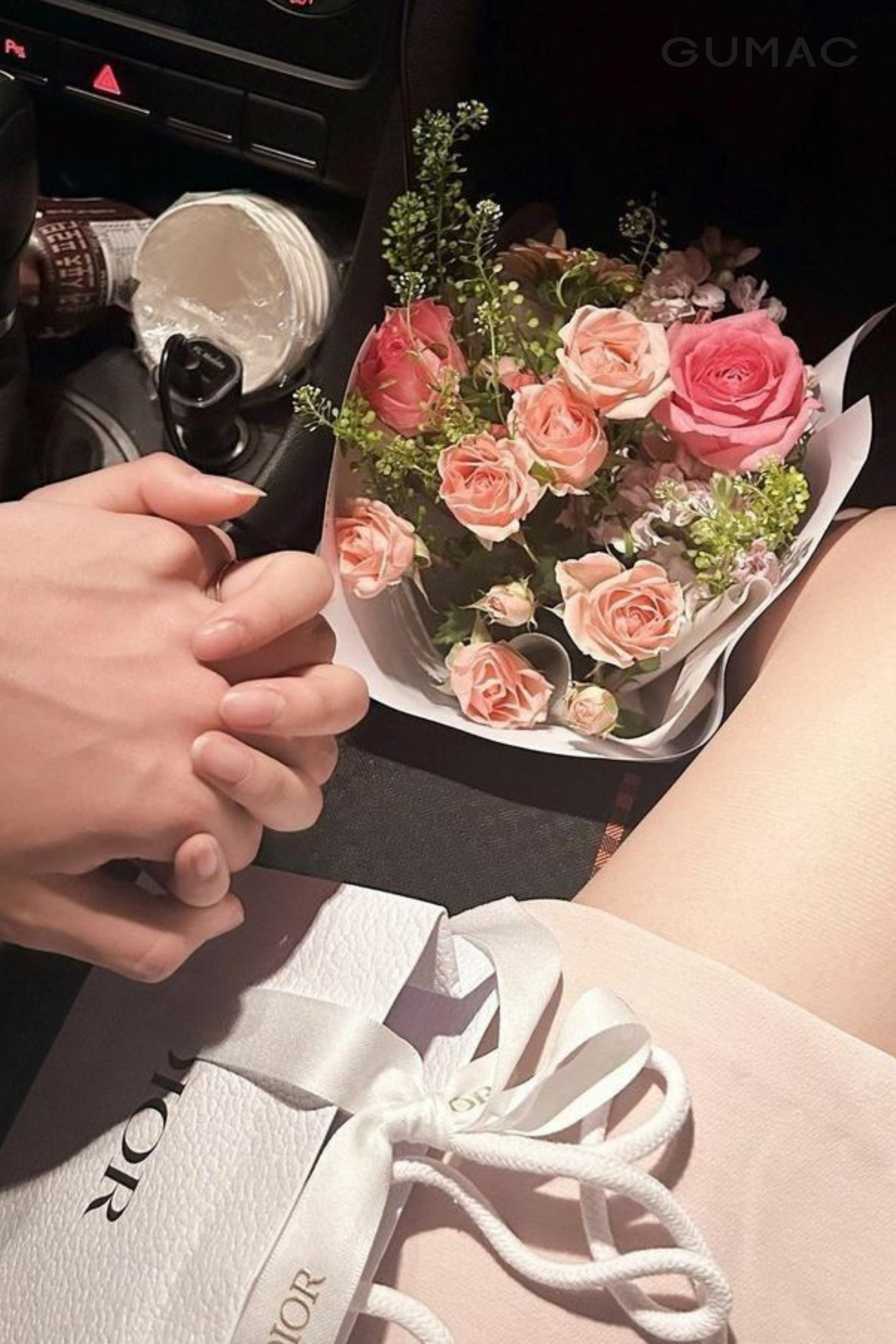 chup anh voi nguoi yeu nam tay giau mat