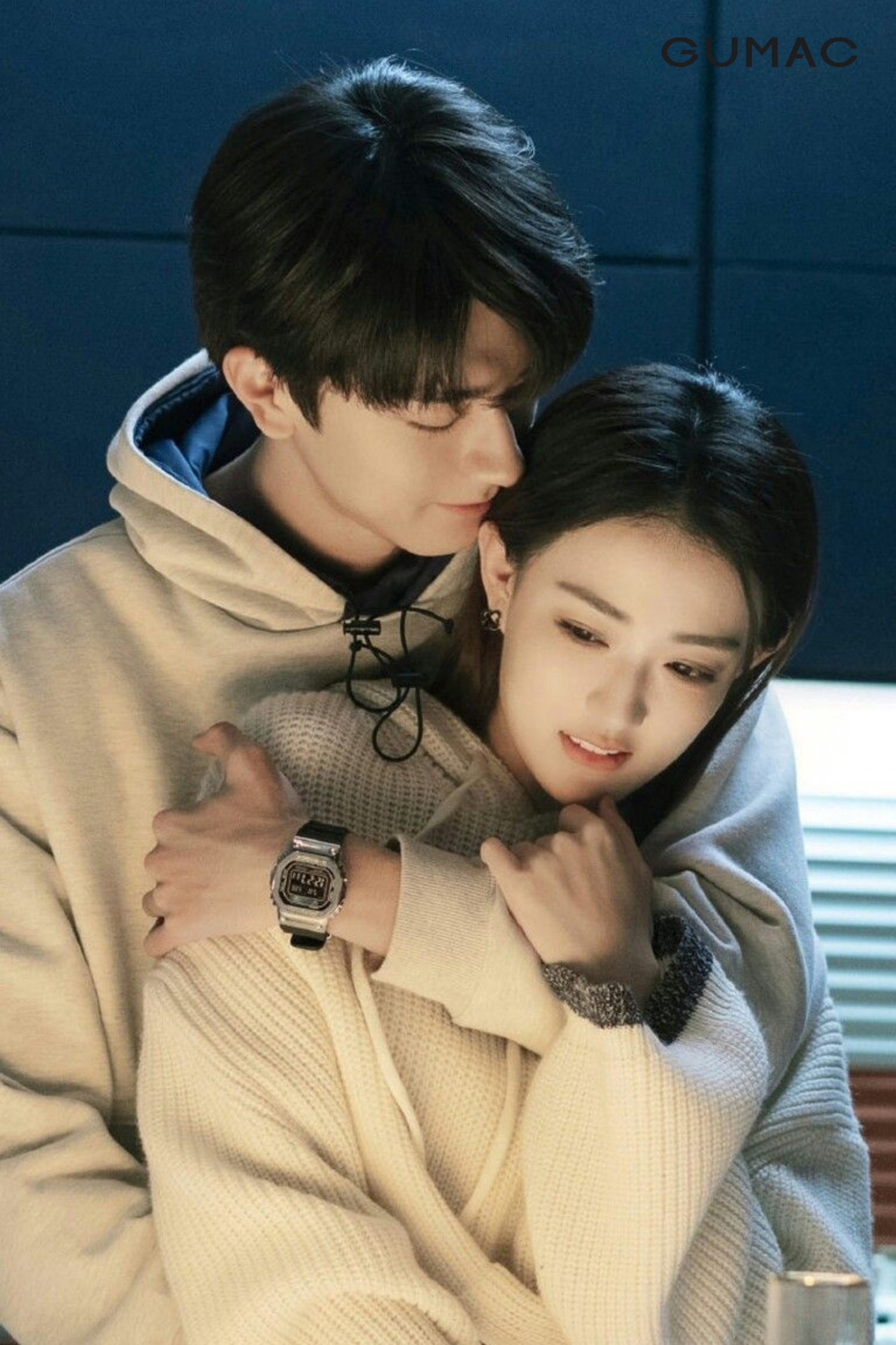 pose dang om nguoi yeu tu phia sau