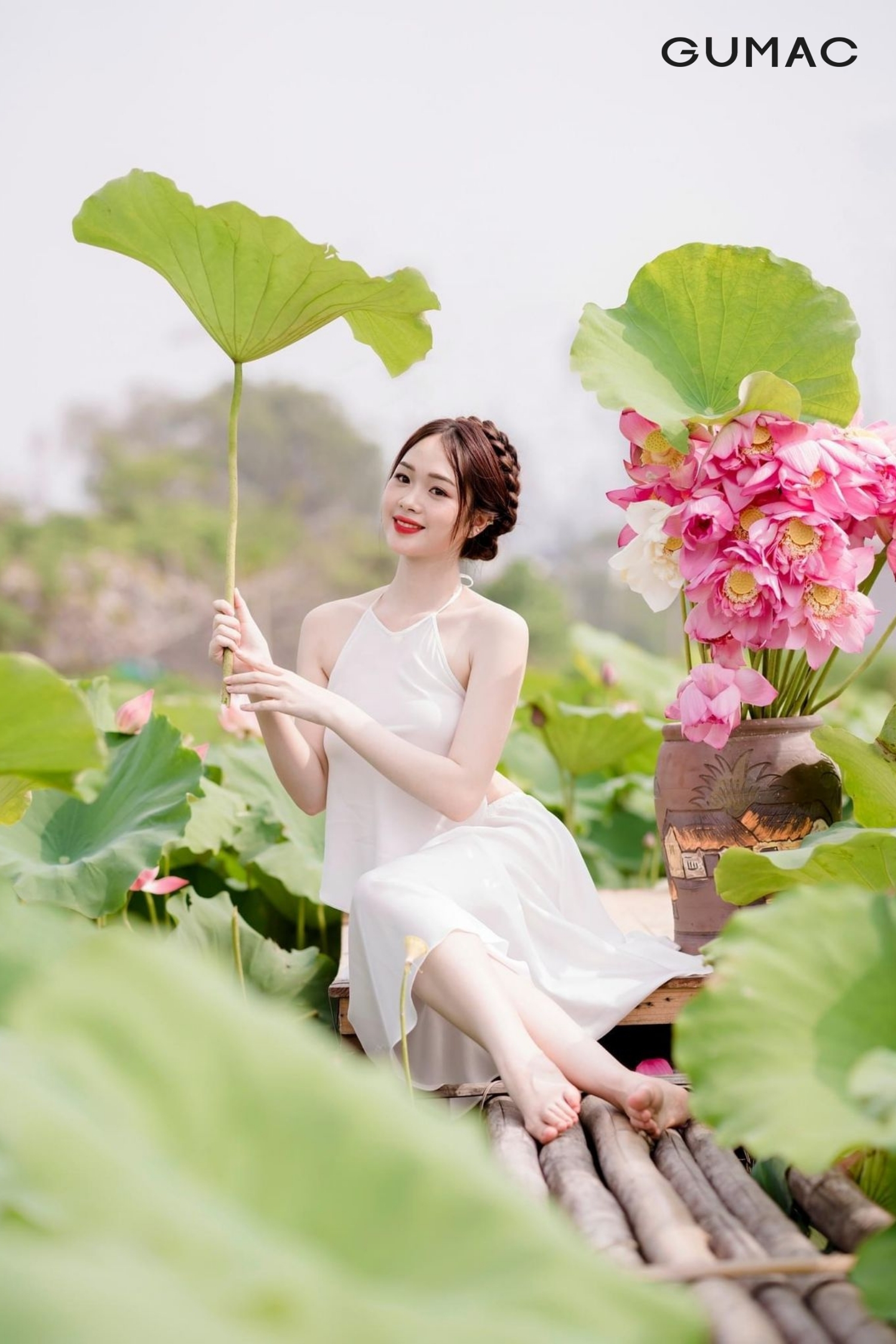 concept chup anh nang tho voi hoa sen dep