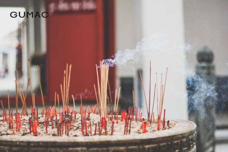 Có nên đi chùa không?