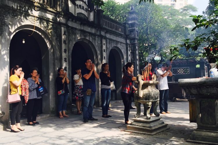 Đi chùa theo truyền thống gia đình