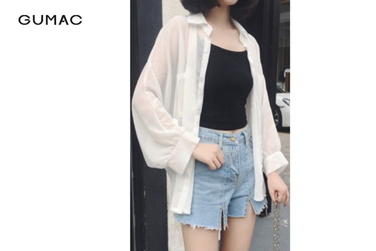 khoác áo sơ mi trắng cùng áo thun ôm quần short