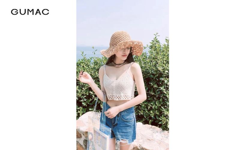 Áo hai dây đan móc mix với quần short jean