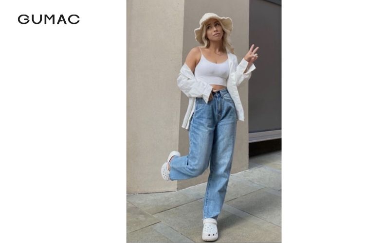 Áo sơ mi oversize khoác ngoài bra và quần ống rộng