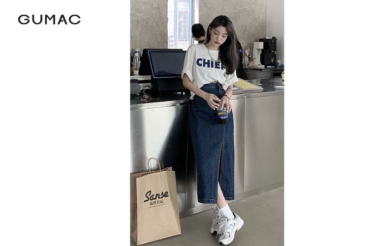 Chân váy jean phối áo phông đơn giản