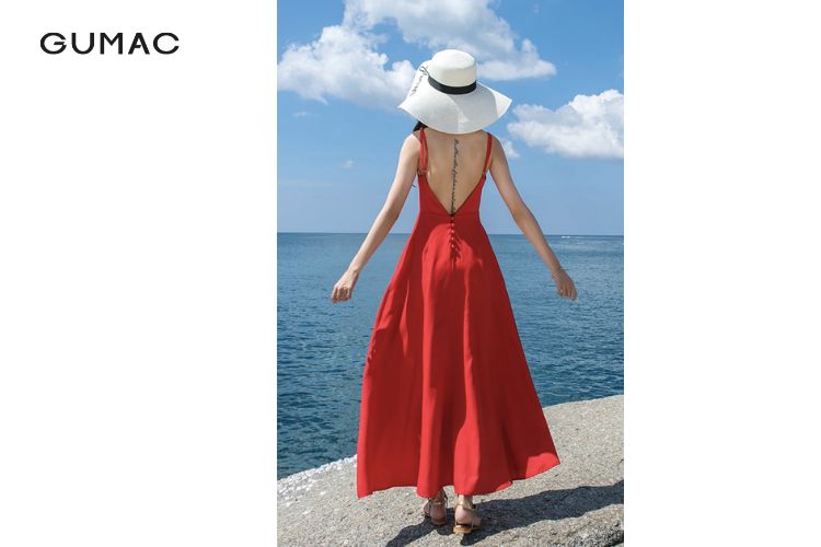 Đầm maxi hở lưng kèm một chiếc nón cói rộng vành