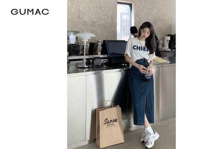 Chân váy jean mix áo thun hoạ tiết