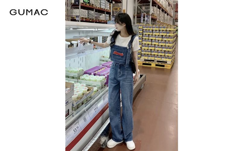 Diện yếm quần cùng áo thun cổ tròn