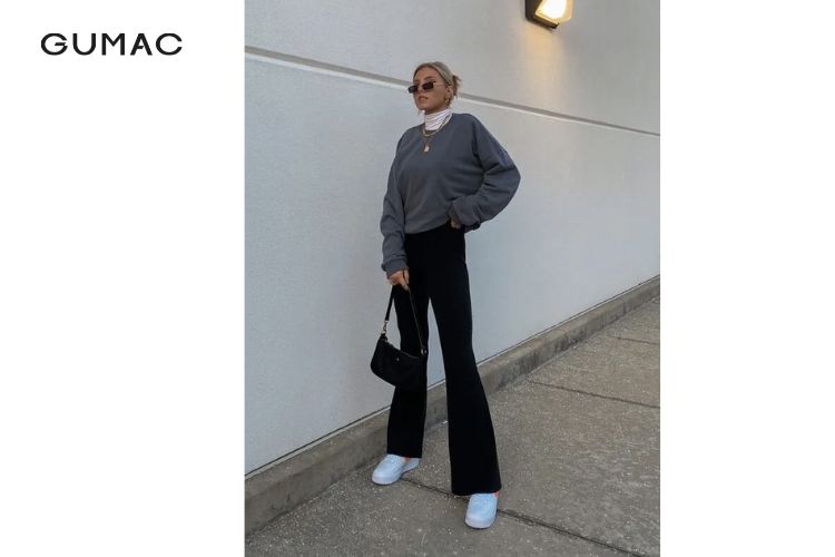 Hoodie diện cùng quần ống loe