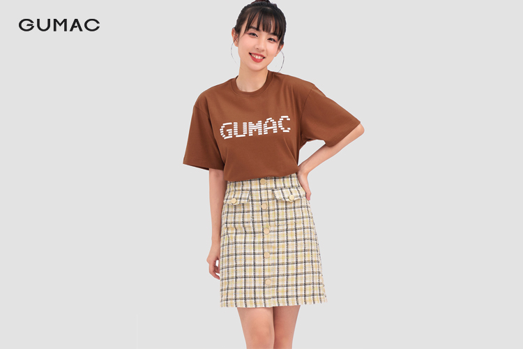 Phối áo thun basic cùng chân váy ngắn xinh xắn