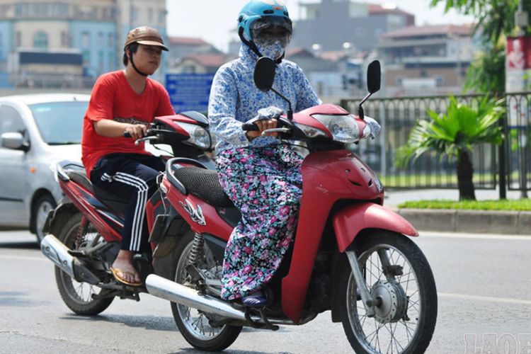 Giải mã thời trang khi đi xe máy của phụ nữ Việt Nam | Frontier Consulting  Vietnam