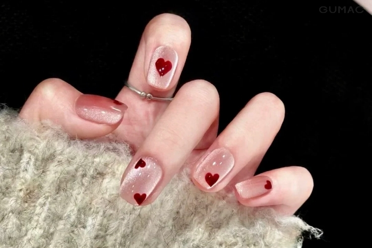 mau nail hinh trai tim tone nude dep