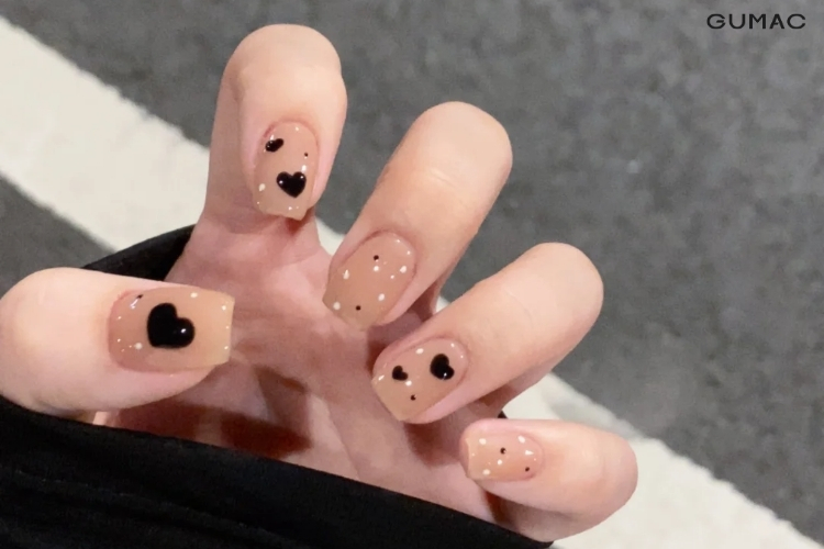 mau nail ve trai tim mau den sang chanh