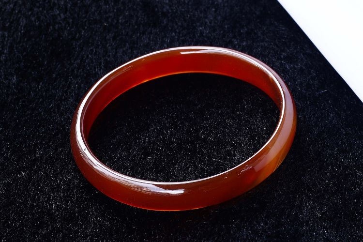 Vòng thiết kế bản liền đá mã não