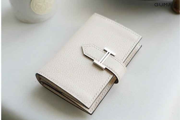 menh thuy hop vi mau trang