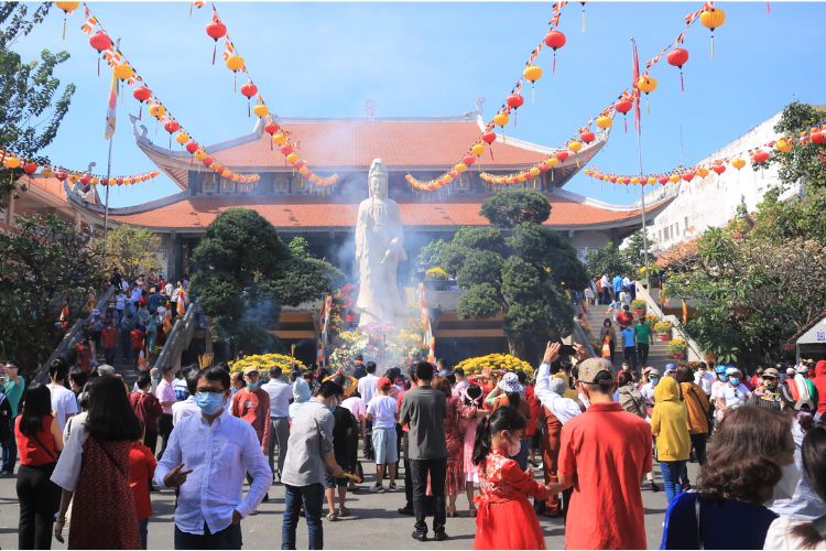 Thắp hương cầu bình an