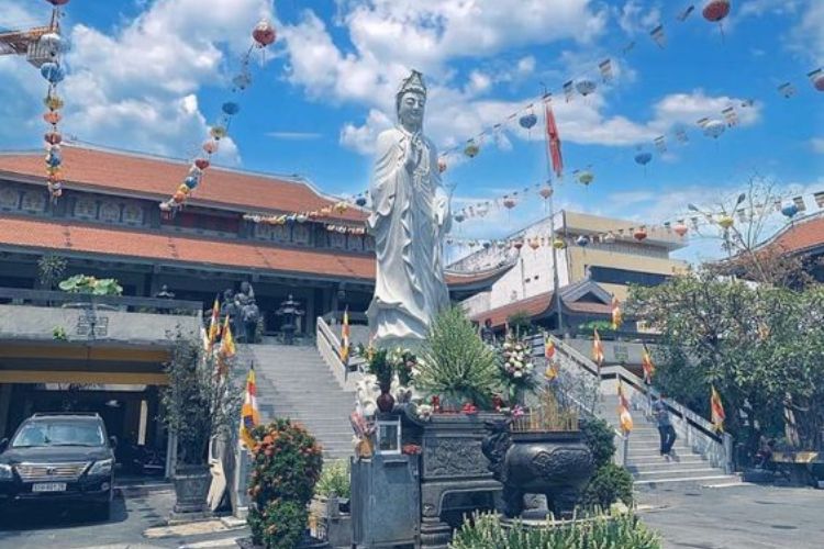 đi chùa mùng 1 Tết