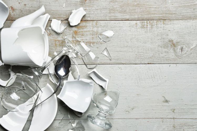 Không làm đổ vỡ vật dụng trong nhà