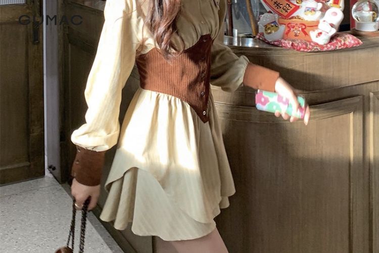 Dây nịt màu nâu bản to thắt bên ngoài đầm sơ mi cá tính