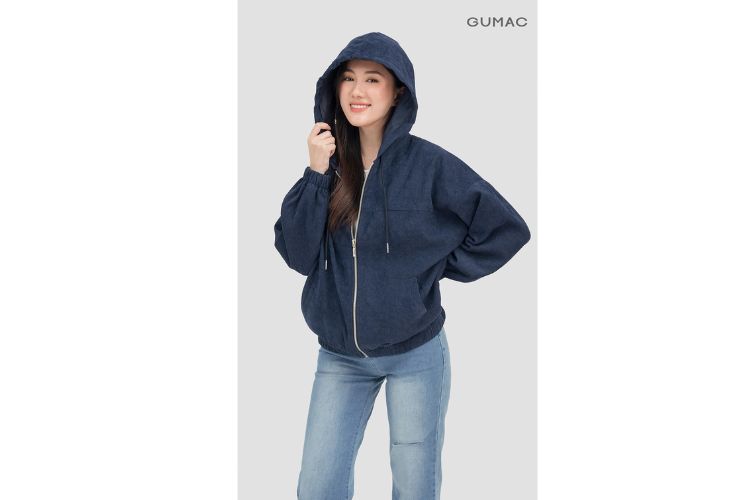 Áo khoác có nón với quần jeans