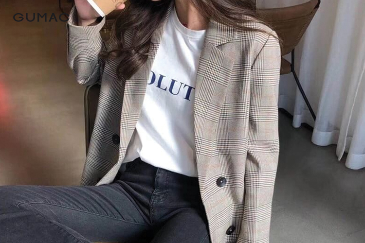 Áo thun trắng phối blazer mix quần jean cá tính Áo thun trắng phối blazer mix quần jean cá tính