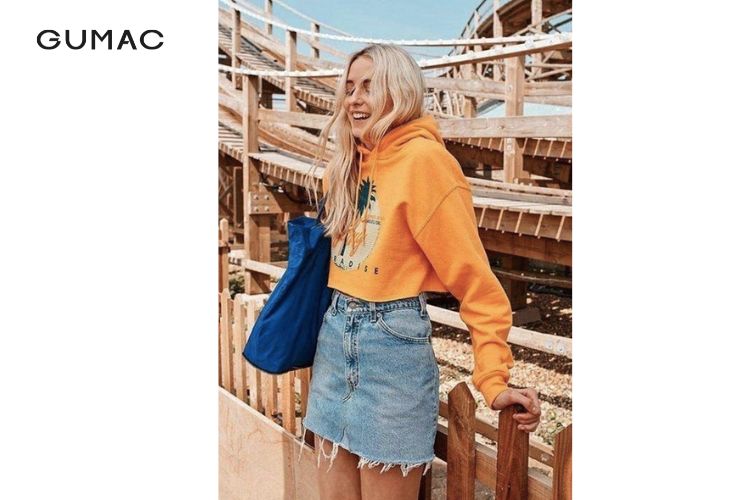 mix chân váy jean cùng với áo hoodie năng động