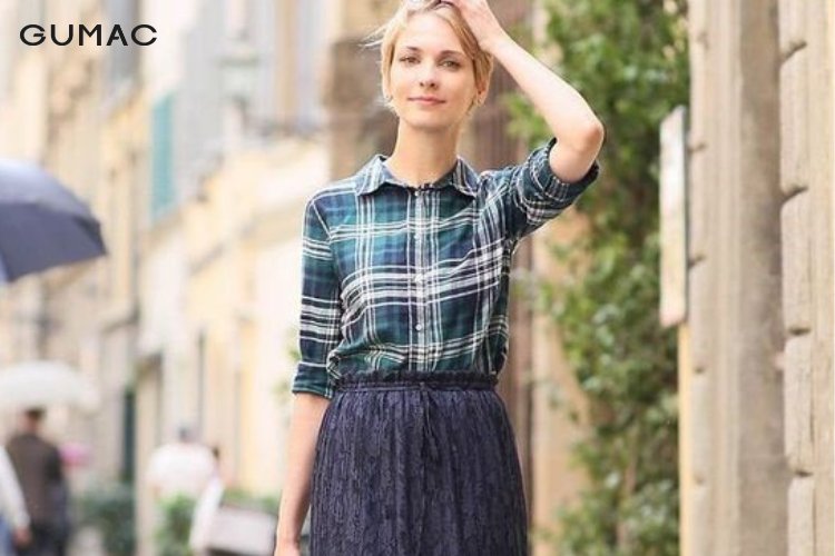 Phối đồ với áo sơ mi caro nữ cùng chân váy ren