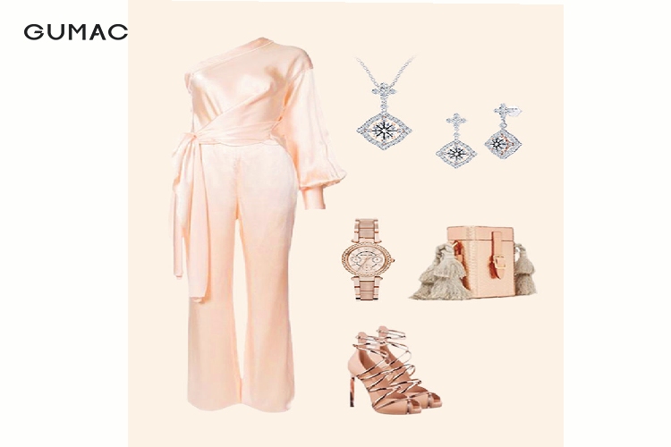 Phối trang sức với jumpsuit ngắn Phối trang sức với jumpsuit ngắn