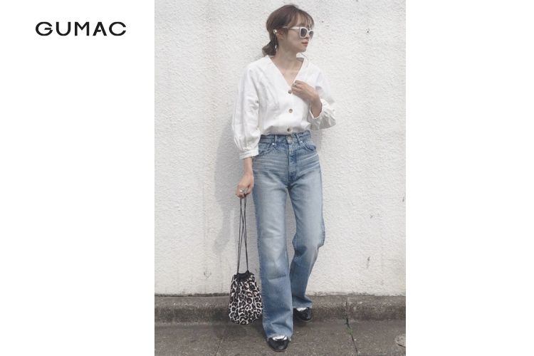 Áo sơ mi cổ chữ V với quần jean ống đứng điệu đà