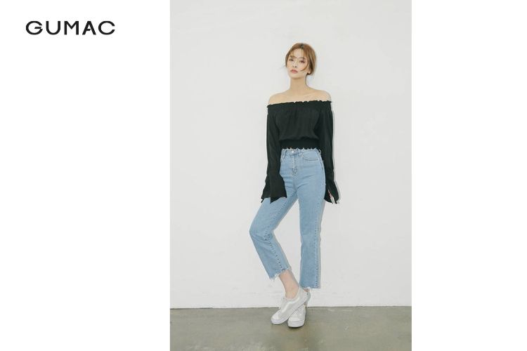 Áo trễ vai phối quần jean ống đứng quyến rũ