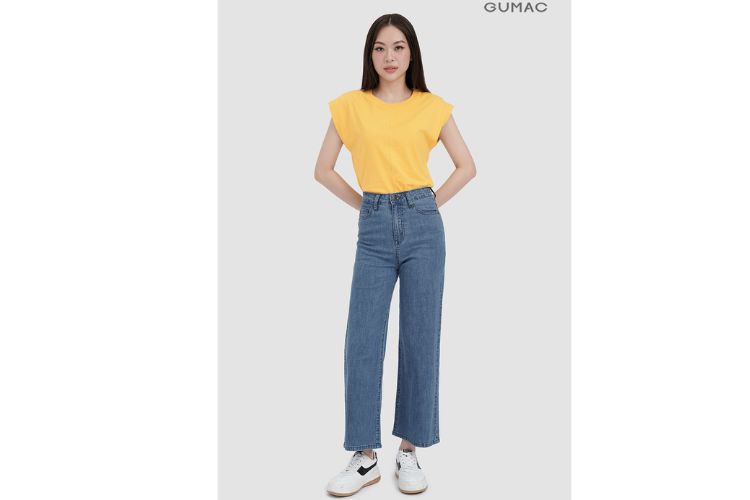 Diện áo thun nữ với quần ống đứng năng động