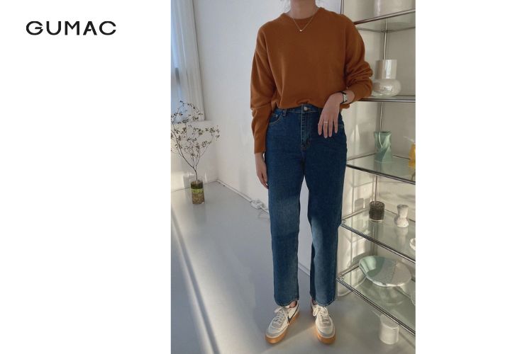 Diện quần jean ống đứng với áo sweater