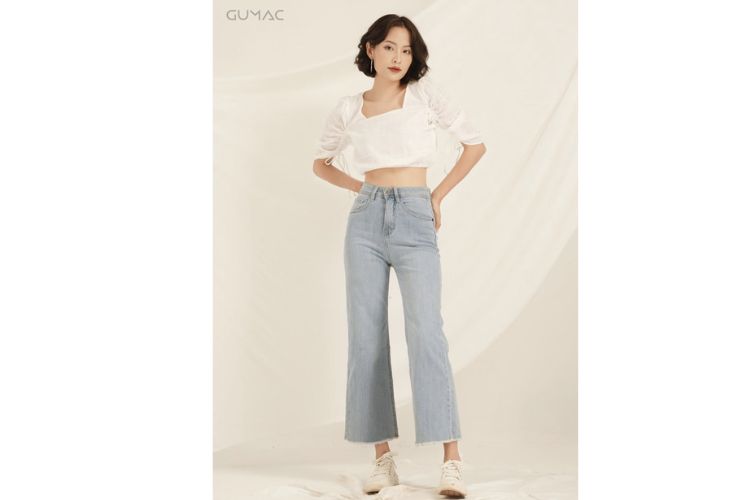 Phối áo croptop cá tính với quần jean ống đứng