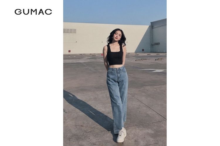 Phối đồ với quần jean ống đứng và áo hai dây phá cách