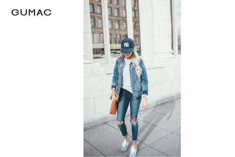 Áo khoác denim phối áo thun và quần jean rách