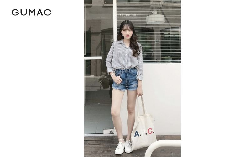 quần short jean rách nữ mix áo sơ mi và giày thể thao