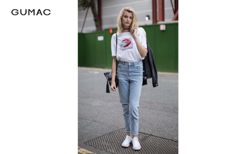 quần skinny rách gối phối giày sneaker trắng