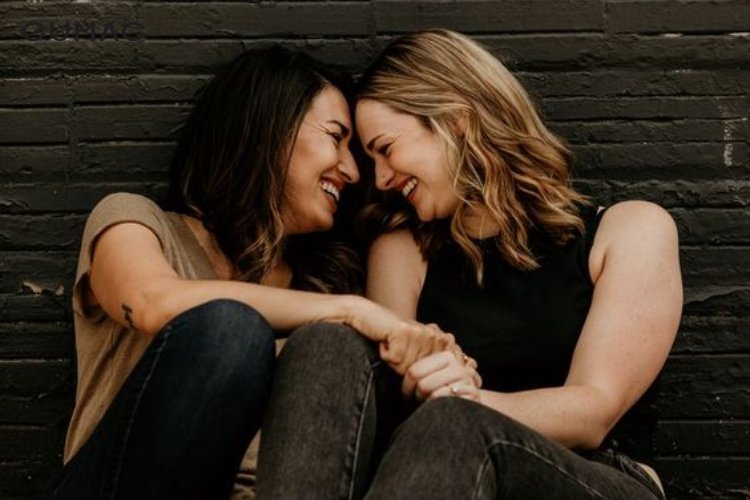 Tạo dáng quay mặt về phía nhau