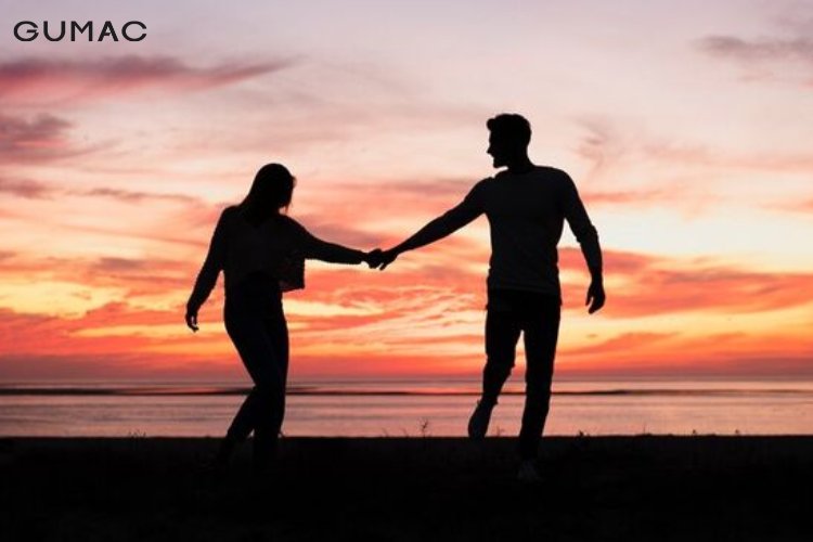 Tạo dáng chụp ảnh cả hai cầm tay nhau
