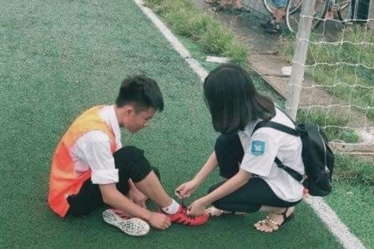 Thể hiện tình cảm qua tư thế buộc dây giày cho nhau