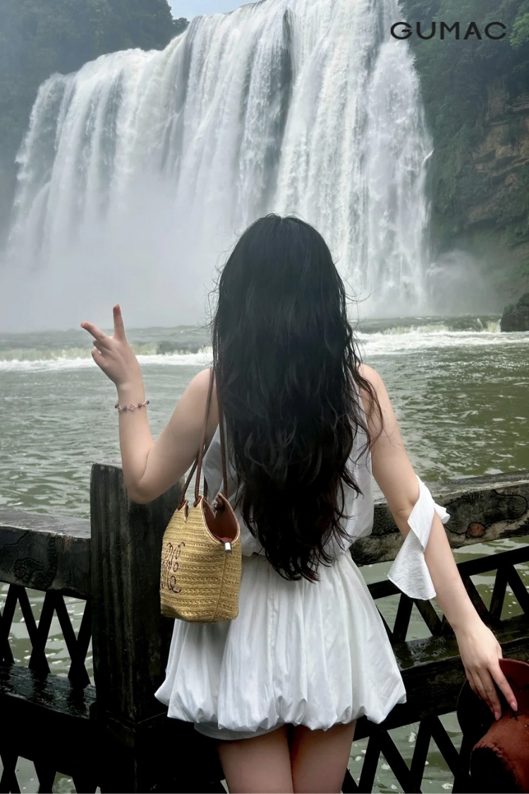 dang chup tu sau lung voi thac nuoc cuc cuon hut