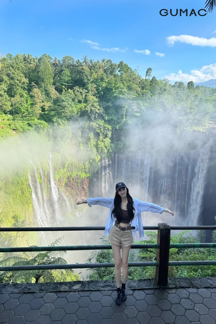 tao dang tay tao dang chup anh voi thac nuoc