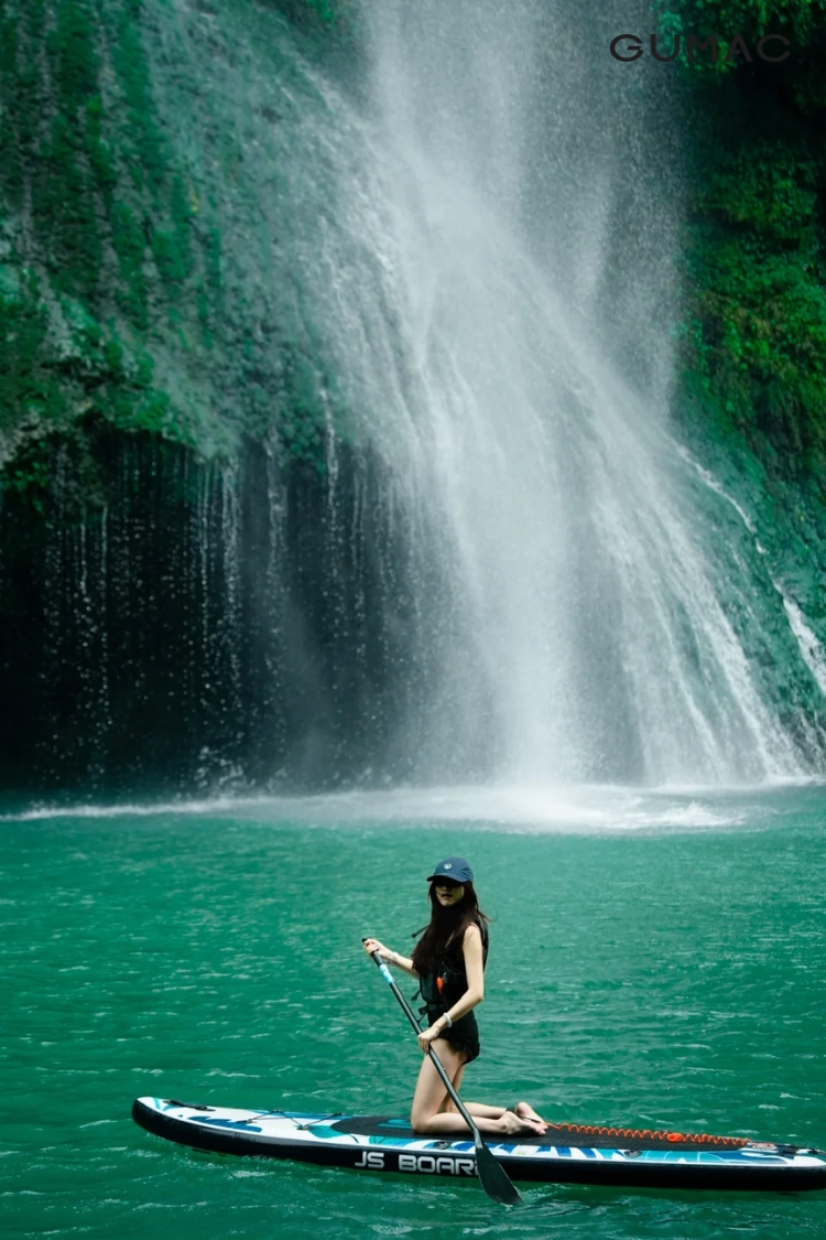 tao dang chup anh o thac nuoc cho nu voi thuyen kayak