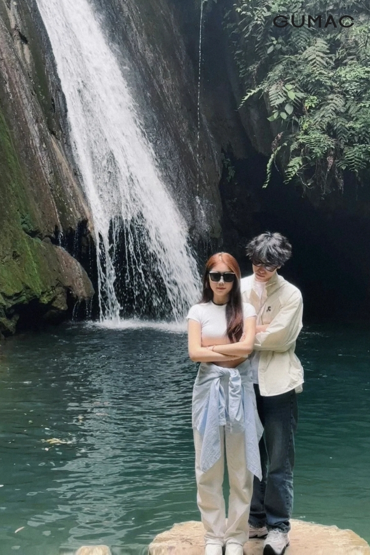 tao dang chup anh voi thac nuoc cho cap doi