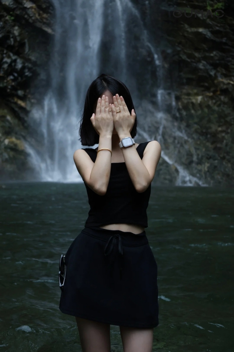 tao dang dua tay che mat chup anh voi thac nuoc