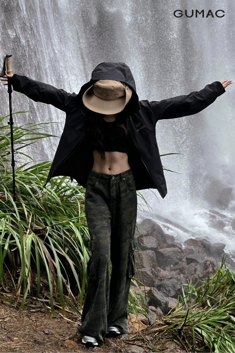 dang chup anh o thac nuoc dang leo nui cuc chat